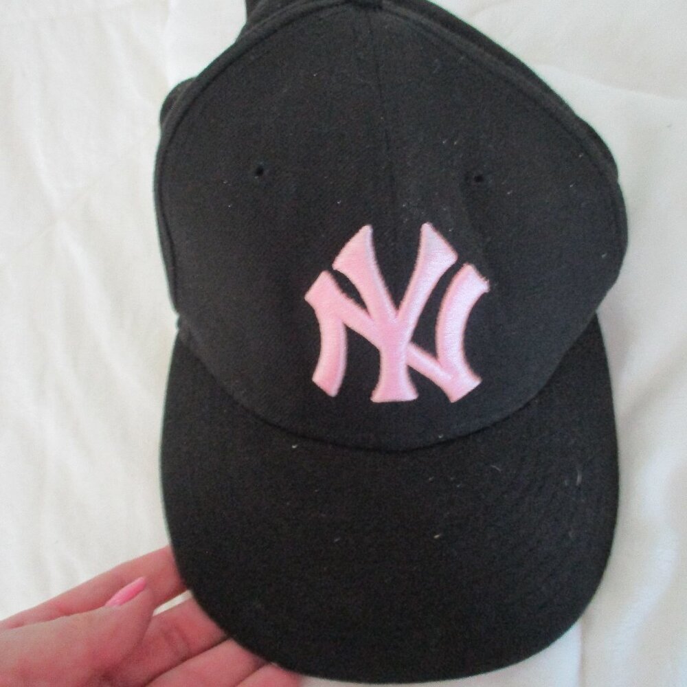 NY Yankees Baseball Cap Cooperstown Collection 7 1/4 Black/Pink New Era 59 Fift